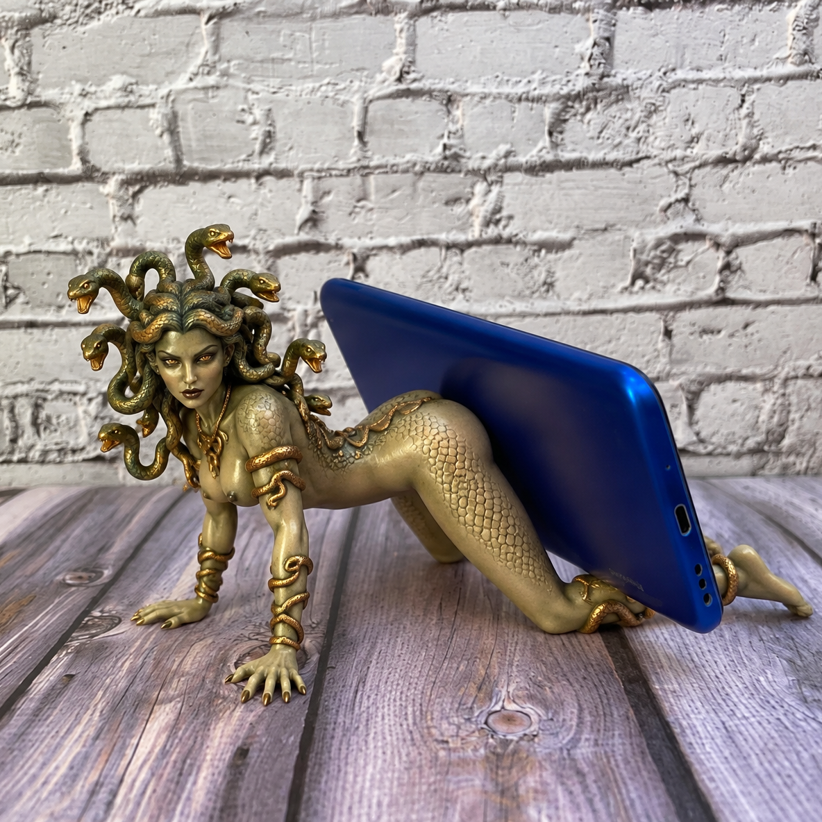 Medusa's Gaze Phone Holder – Greek Mythology Snake-Hair Sculpture & Gothic Desk Decor