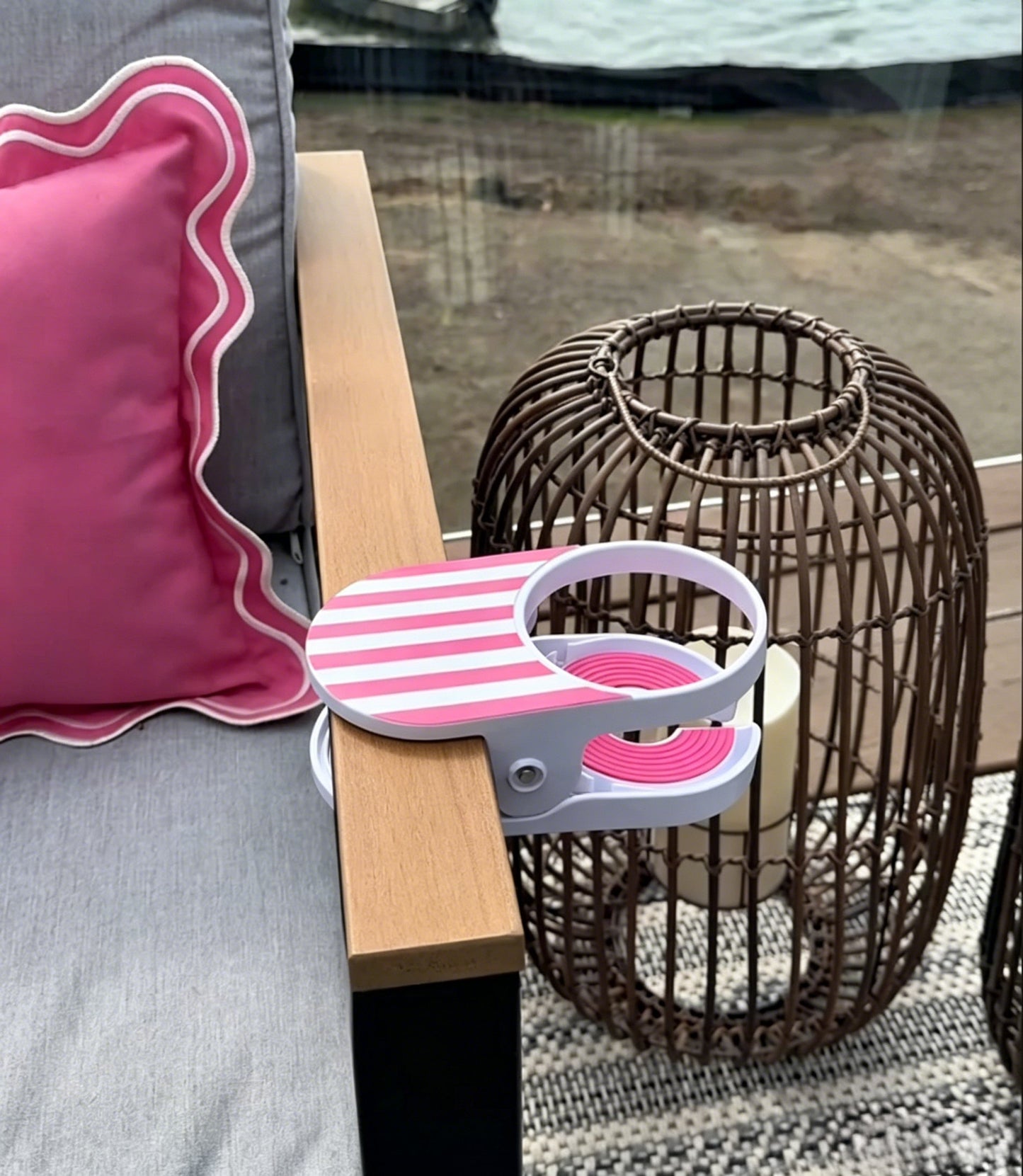 🏖️Clip-On Drink Holder – Secure Your Beverage Anywhere!🍾