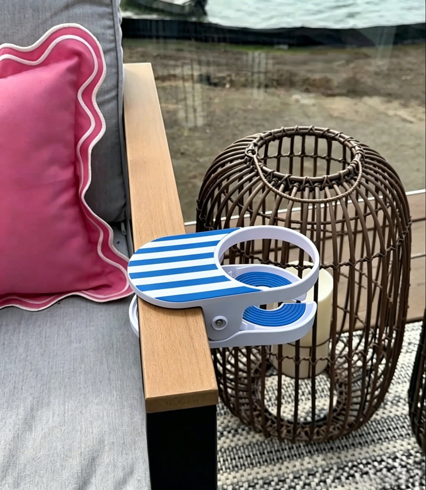 🏖️Clip-On Drink Holder – Secure Your Beverage Anywhere!🍾