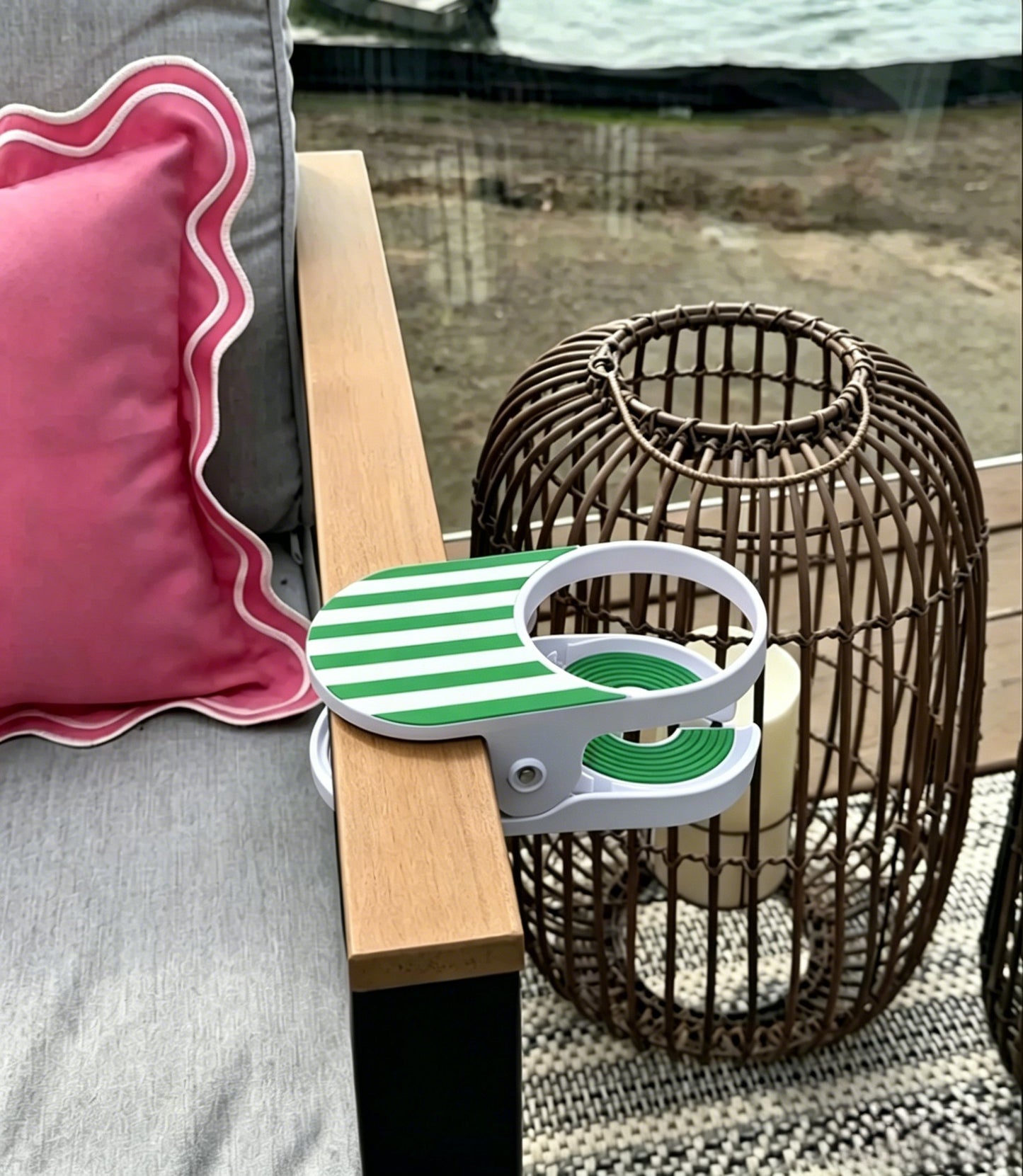 🏖️Clip-On Drink Holder – Secure Your Beverage Anywhere!🍾