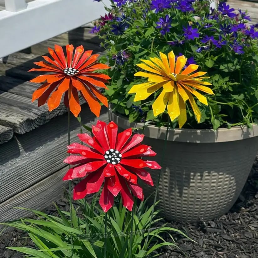 Metal Zinnia Flower Garden Stake